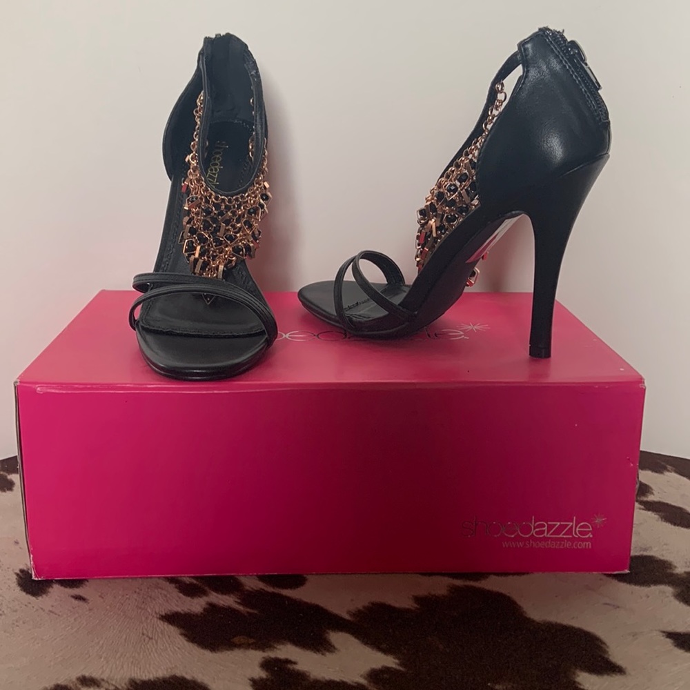 Chain ankle black pumps